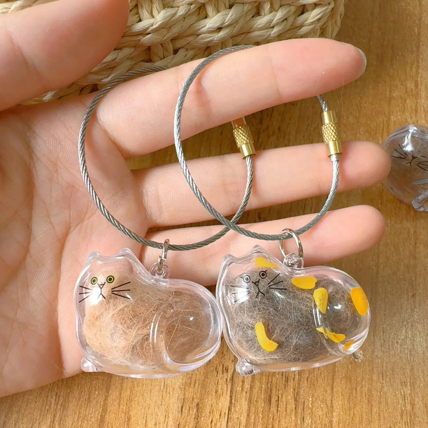 Transparent Cat Hair Keepsake Keychain - Cherished Memorial Pendant for Cat Lovers, Perfect Gift for Ginger Cat Enthusiasts!